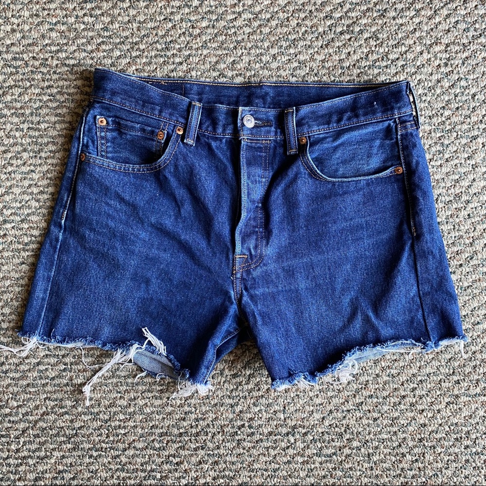 Vintage Levi’s cutoff dark denim shorts!